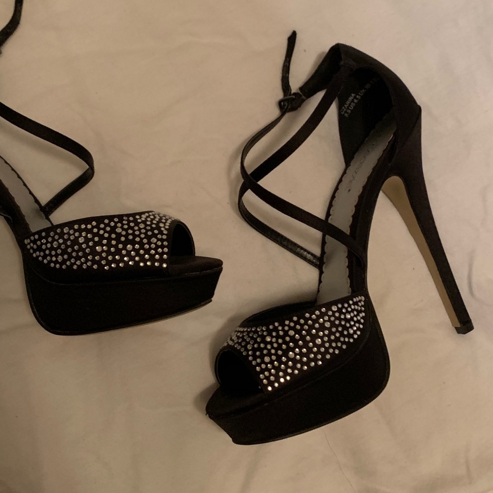 Strappy heels NWOB 💛